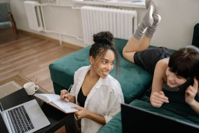 Couple examinant les documents d'une demande de prêt